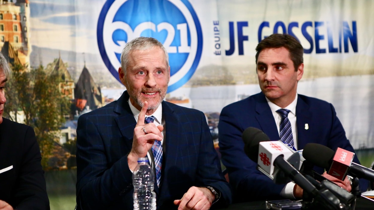Photos de la conférence de presse de Québec 21 montrant Jean-François Gosselin et Richard Côté.