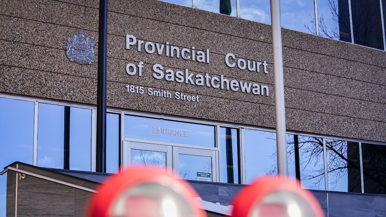 40 000 $ perdus : la Saskatchewan accuse une femme de services d’immigration sans permis