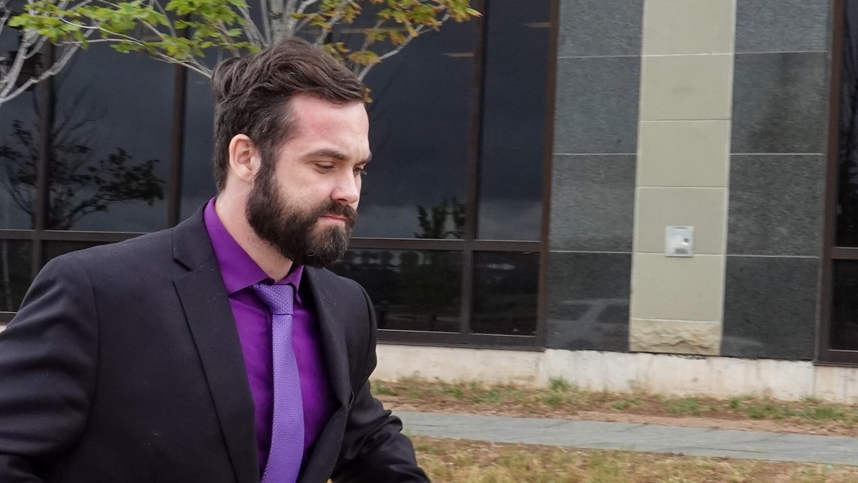 Pierre Dubois devant le palais de justice à Moncton