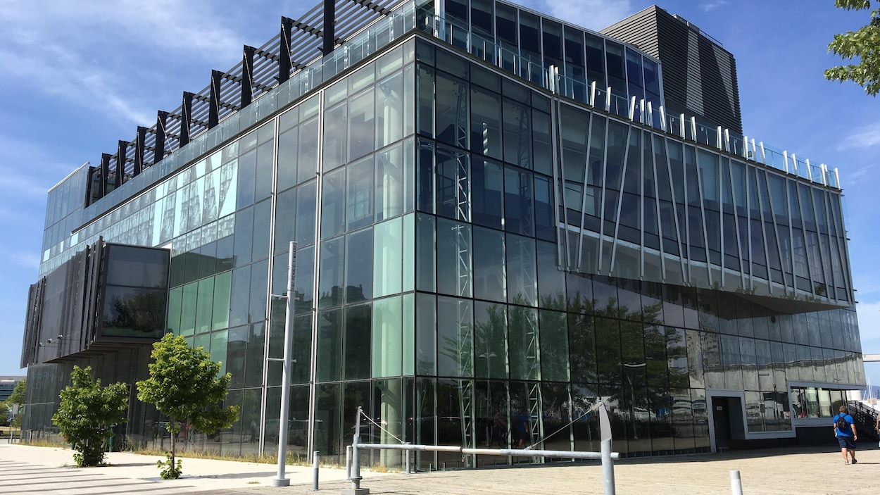 Un bâtiment fait en verre.
