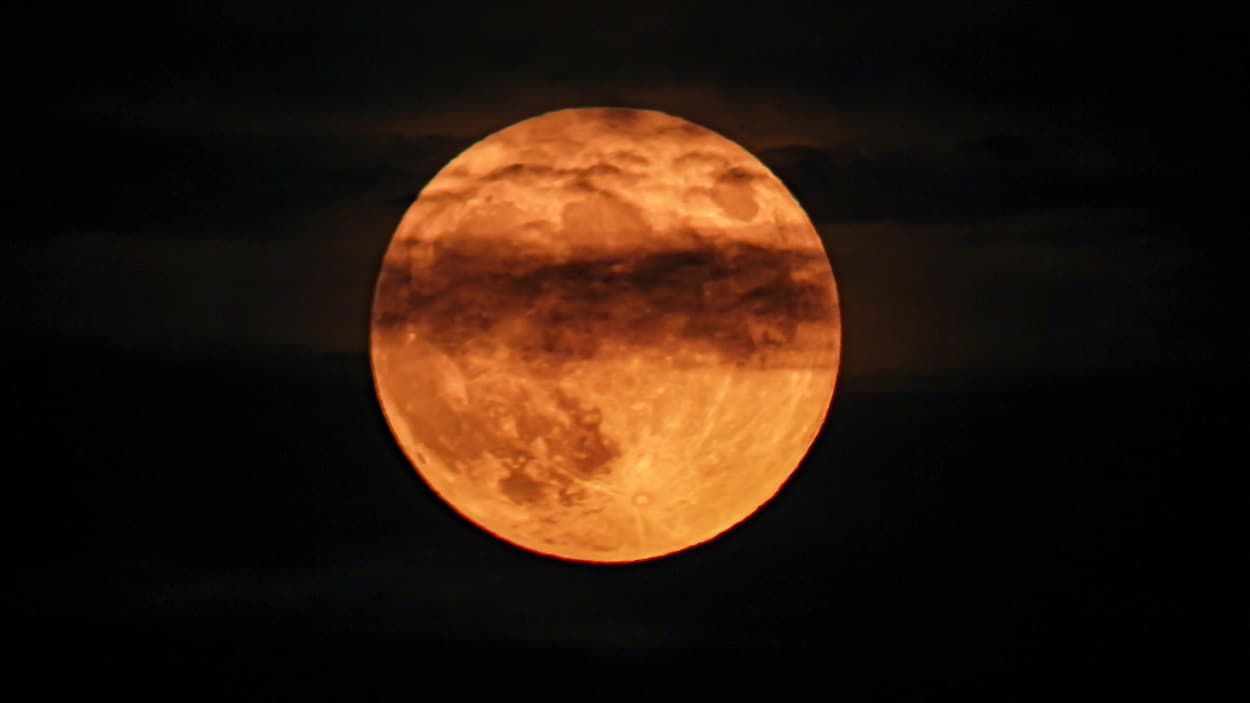 Une Lune Bleue Brillera Dans La Nuit De L Halloween Radio Canada Ca