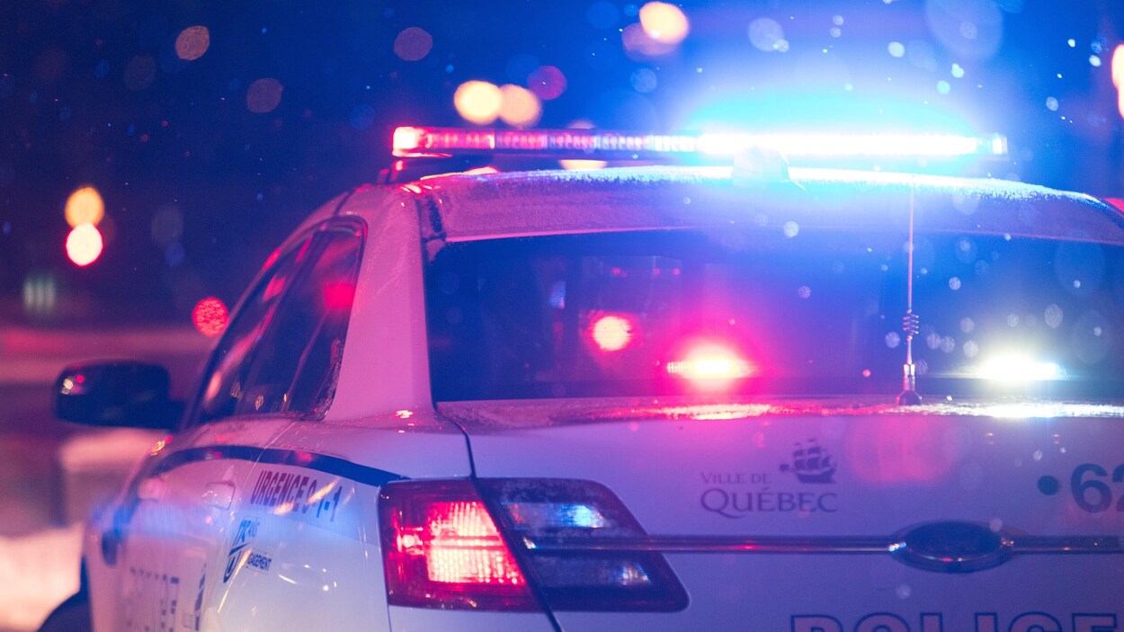 Une voiture du Service de police de la Ville de Québec le soir, l'hiver.