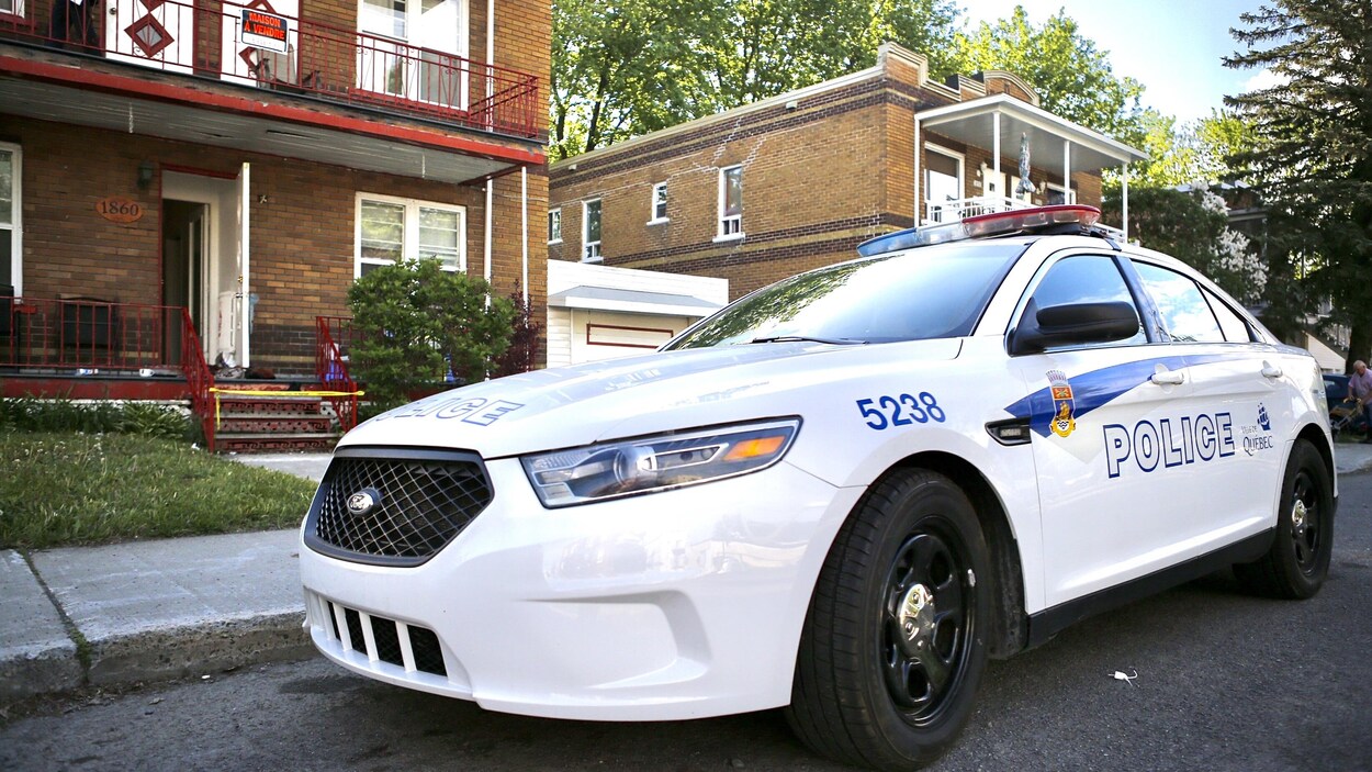 Une voiture de police devant un duplex