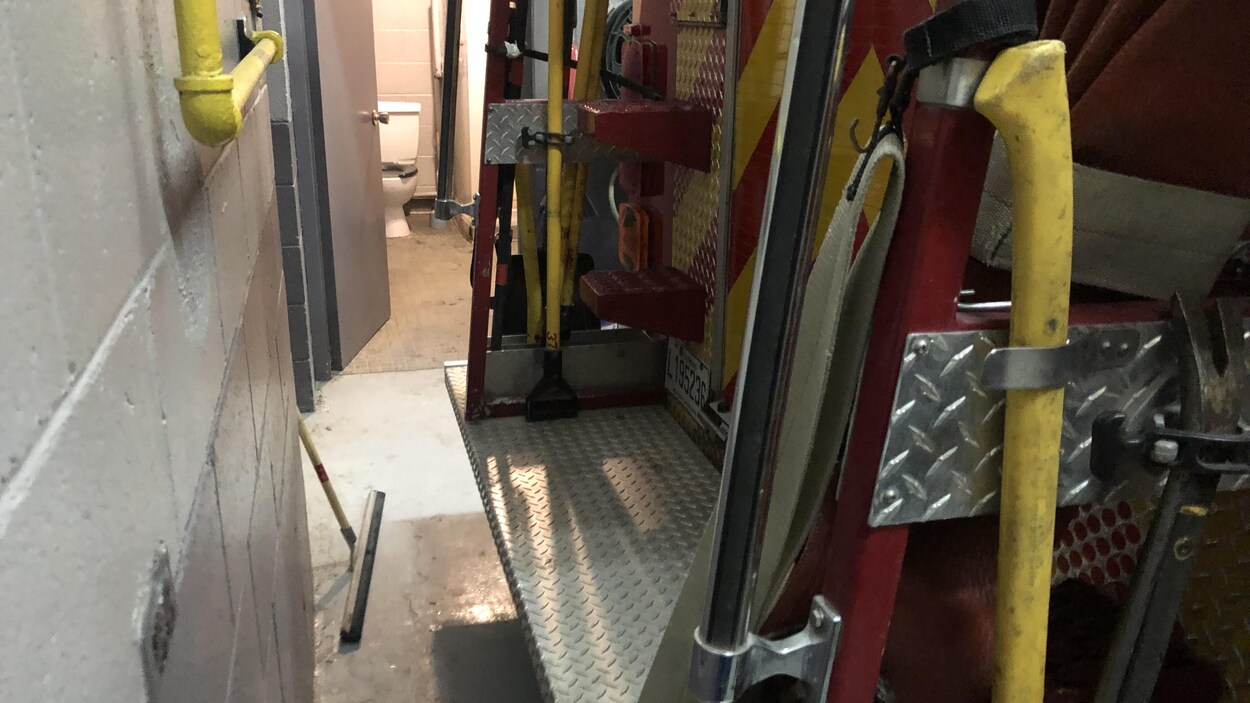 Un camion de pompiers se trouve dans une caserne.