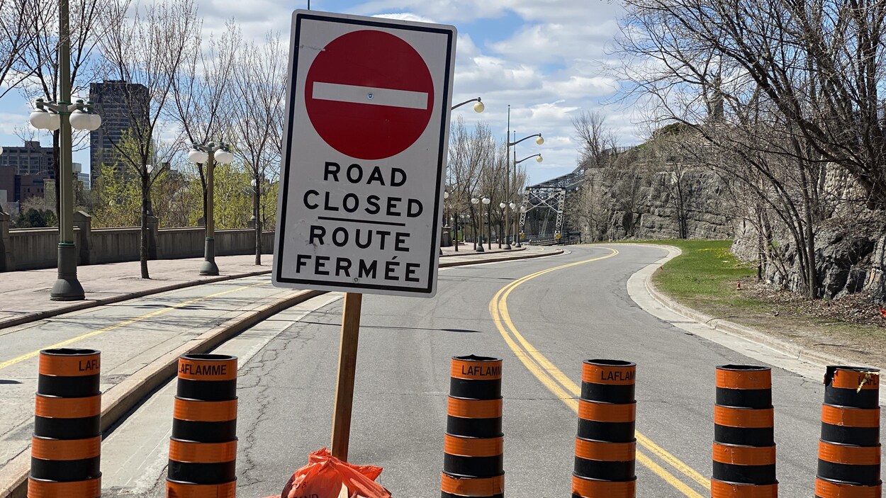 Une affiche devant le pont indiquant qu'il est fermé.