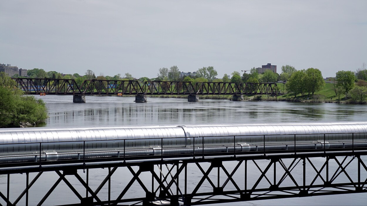 Le pont qui traverse la rivière des Outaouais.