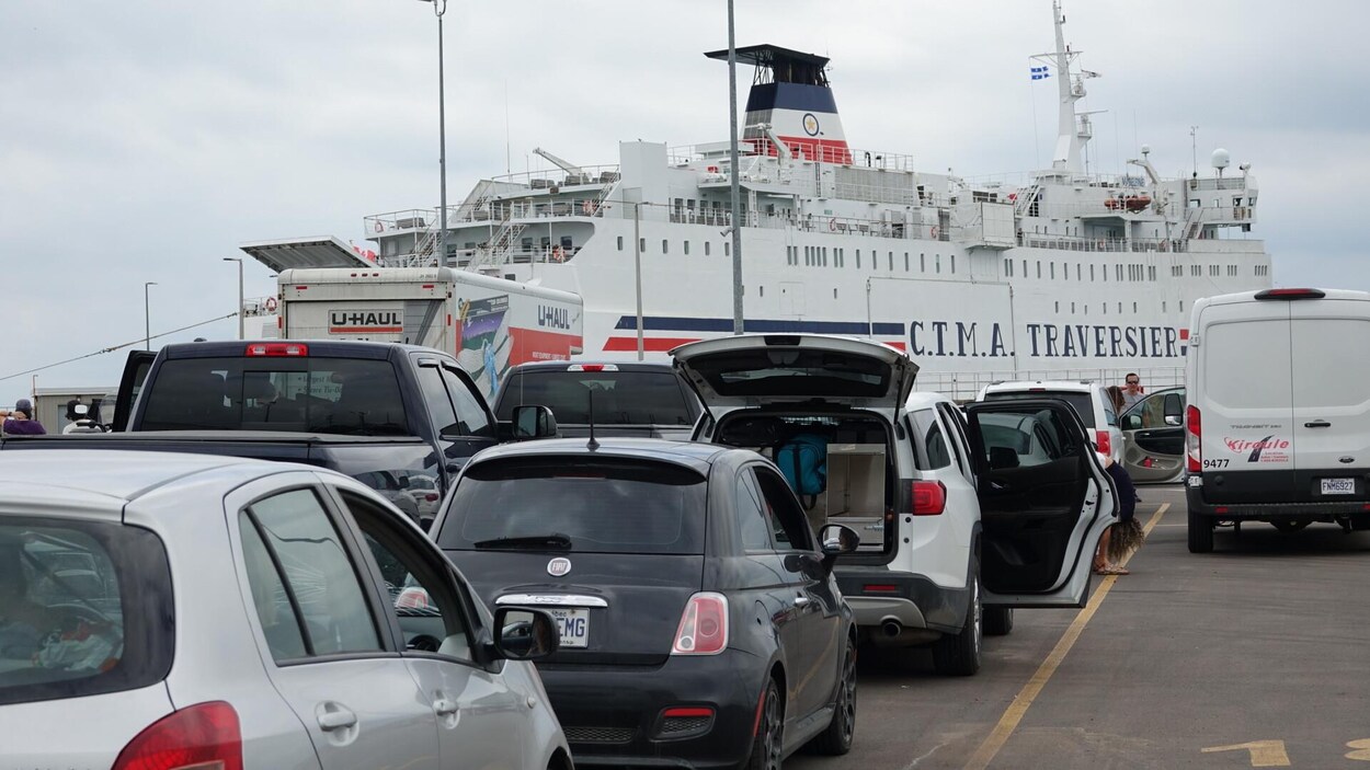 Des voitures sont en file pour monter à bord du traversier qui les mènera aux Îles-de-la-Madeleine.