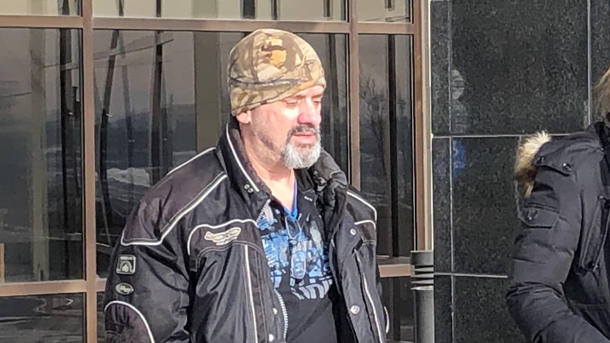 Maurice Johnson quitte le palais de justice.
