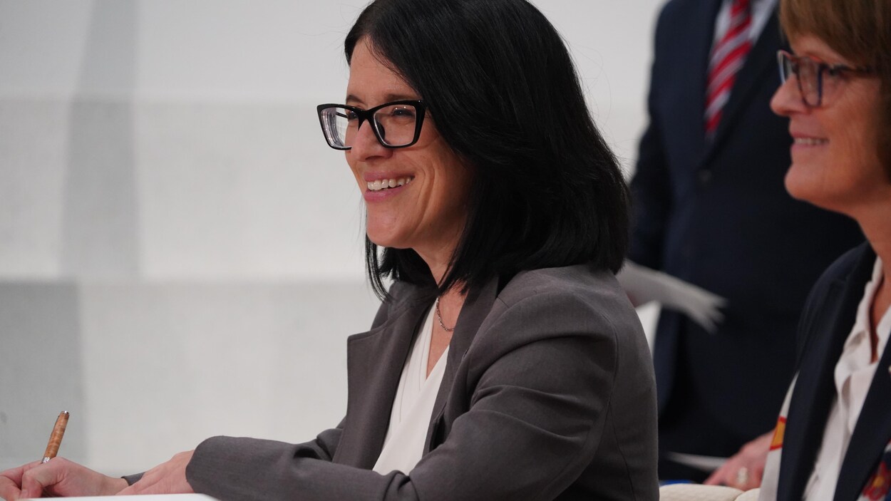 Départ de Sonia LeBel: les réactions fusent