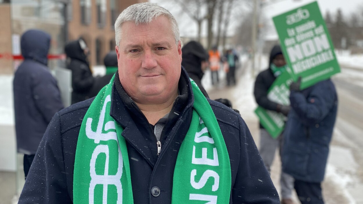 Rémi Sabourin pose pour une photo lors d'une manifestation.