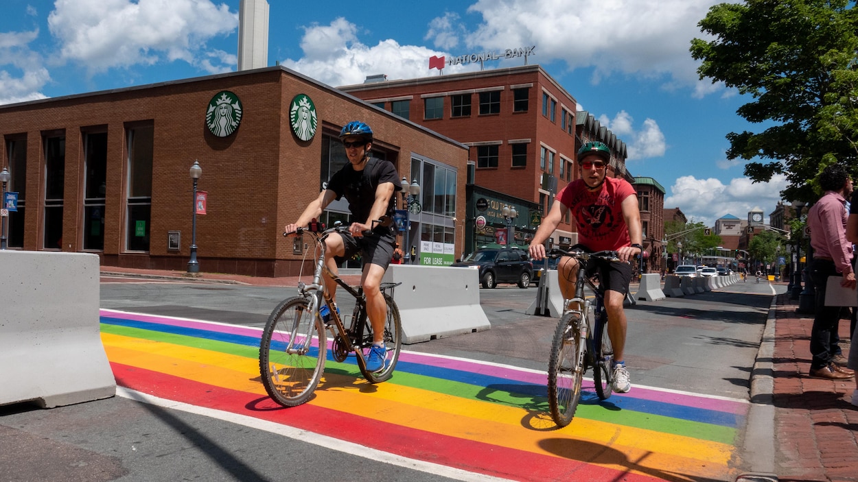 Deux cyclistes sur la rue Main à Moncton.