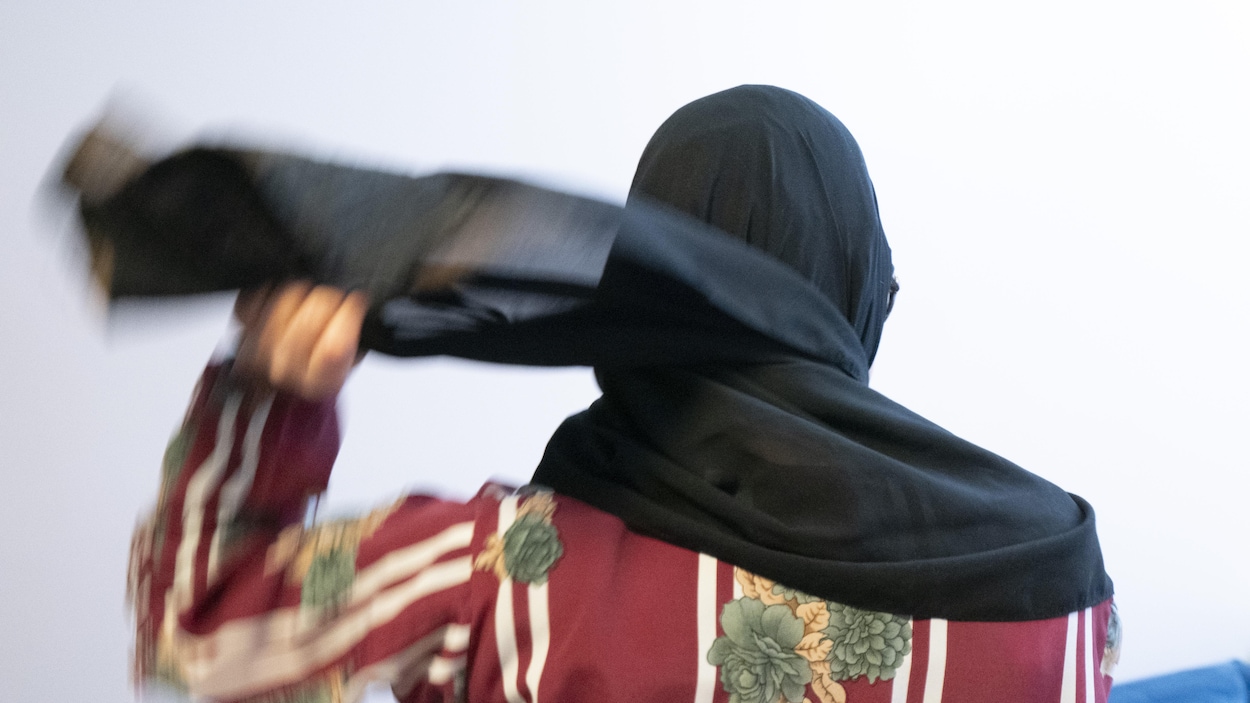 Retirer son voile au travail, une décision crève-cœur pour certaines