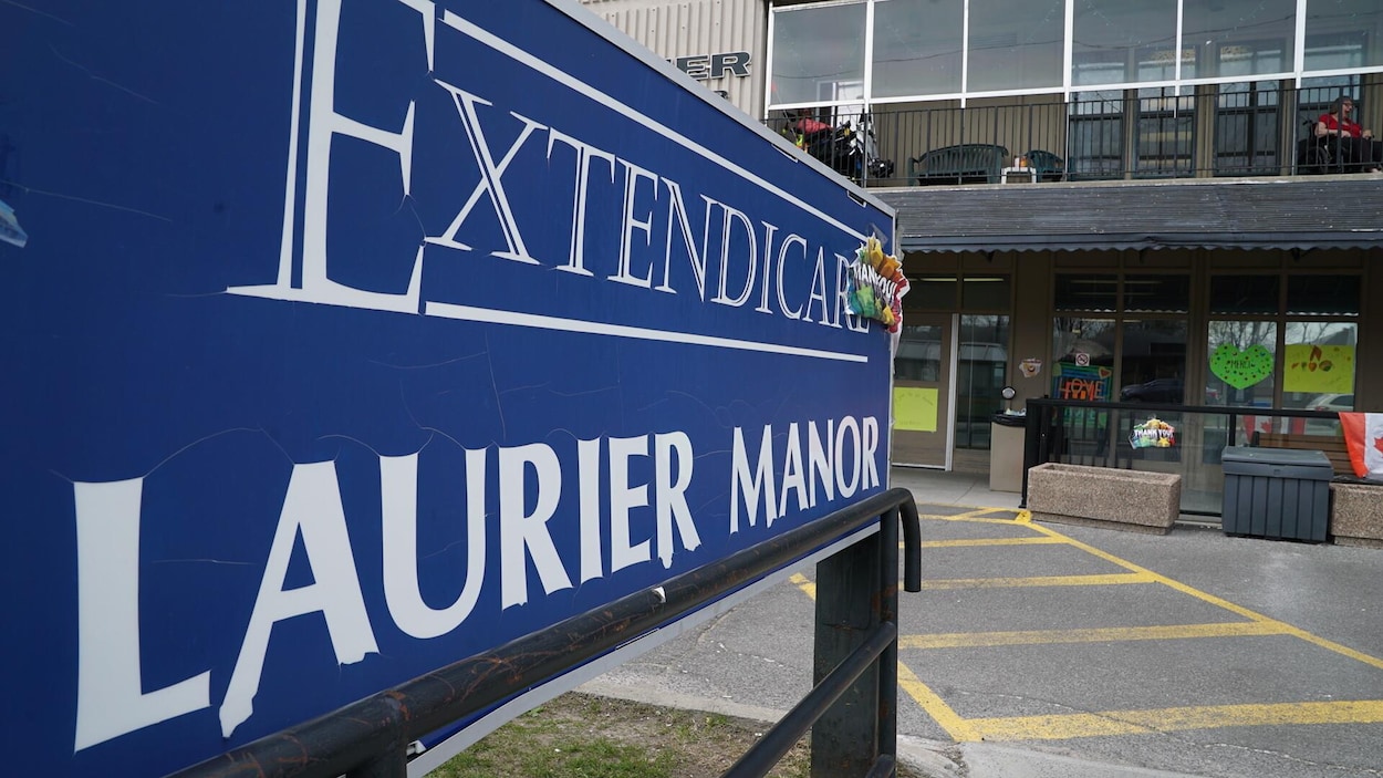 Une pancarte qui indique le foyer de soins de longue durée Manoir Laurier.