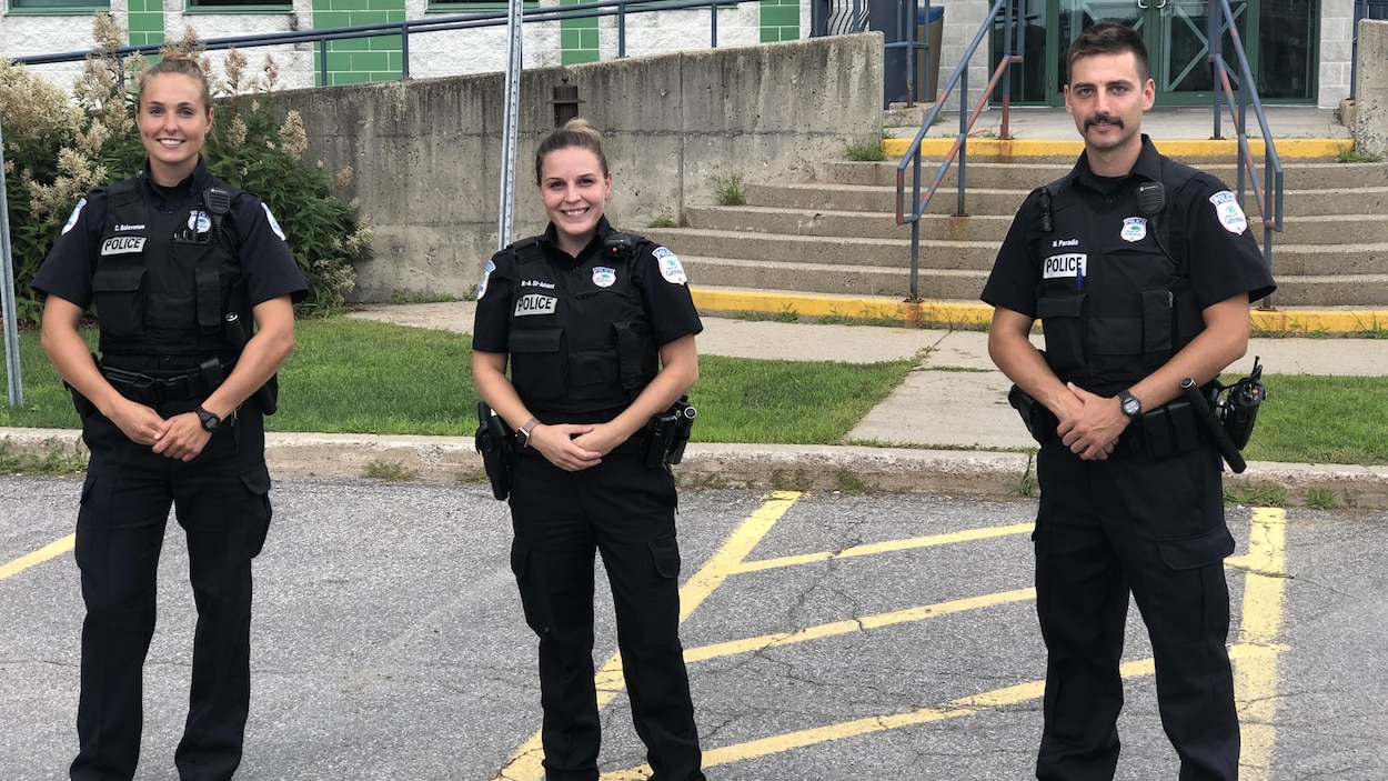 De gauche à droite, l'agente Camélie Boisvenue, la porte-parole du SPVG Renée-Anne St-Amant et l'agent Nicolas Paradis.