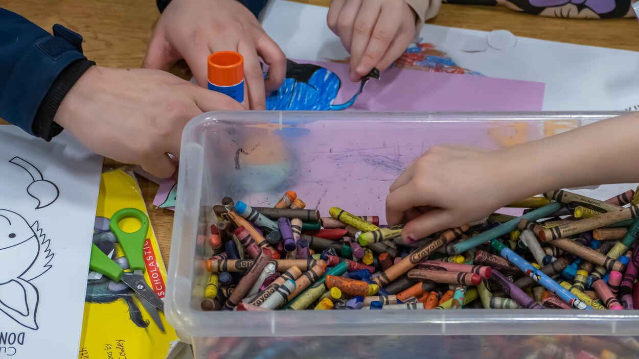 Des enfants font du coloriage dans une garderie de Regina, en Saskatchewan, le 6 mars 2023.
