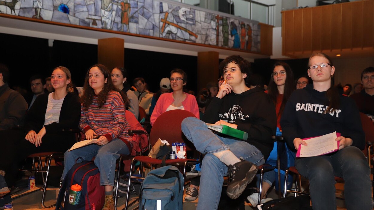 Des étudiants regardent vers une scène