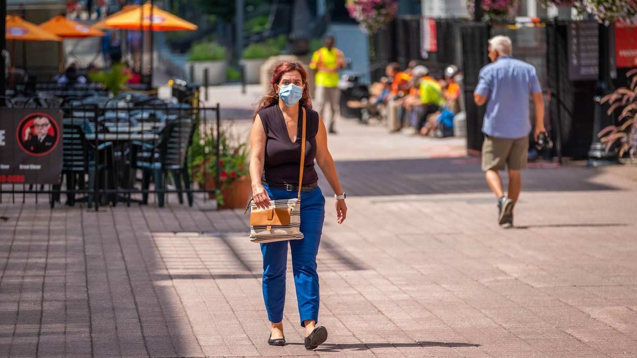 Une piétonne sur la rue Sparks, à Ottawa.