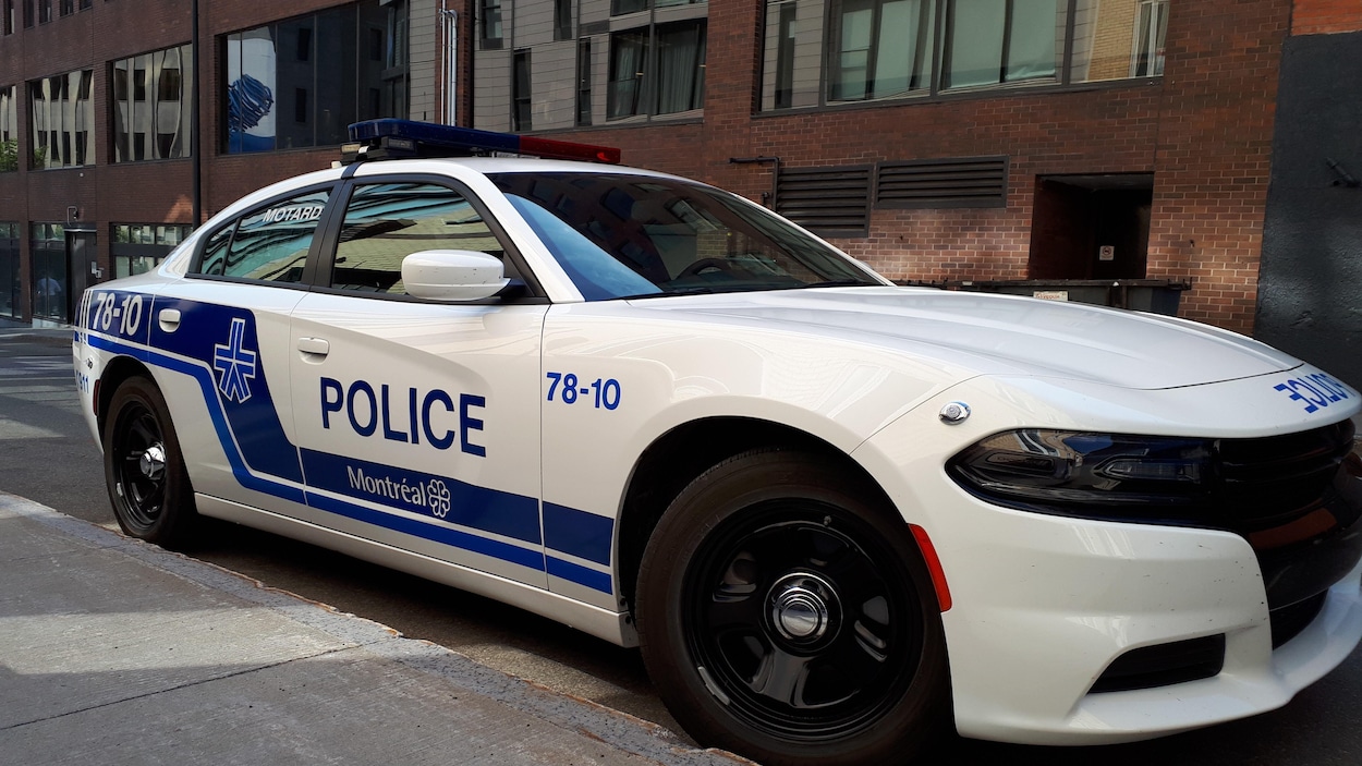 Une voiture de police du SPVM stationnée dans une rue.