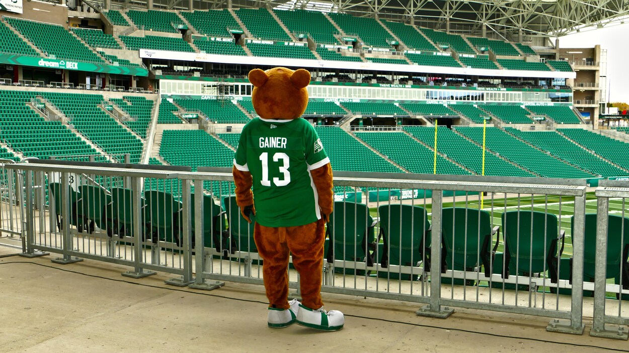 La mascotte Gainer des Roughriders de la Saskatchewan devant un stade Mosaic vide à Regina.