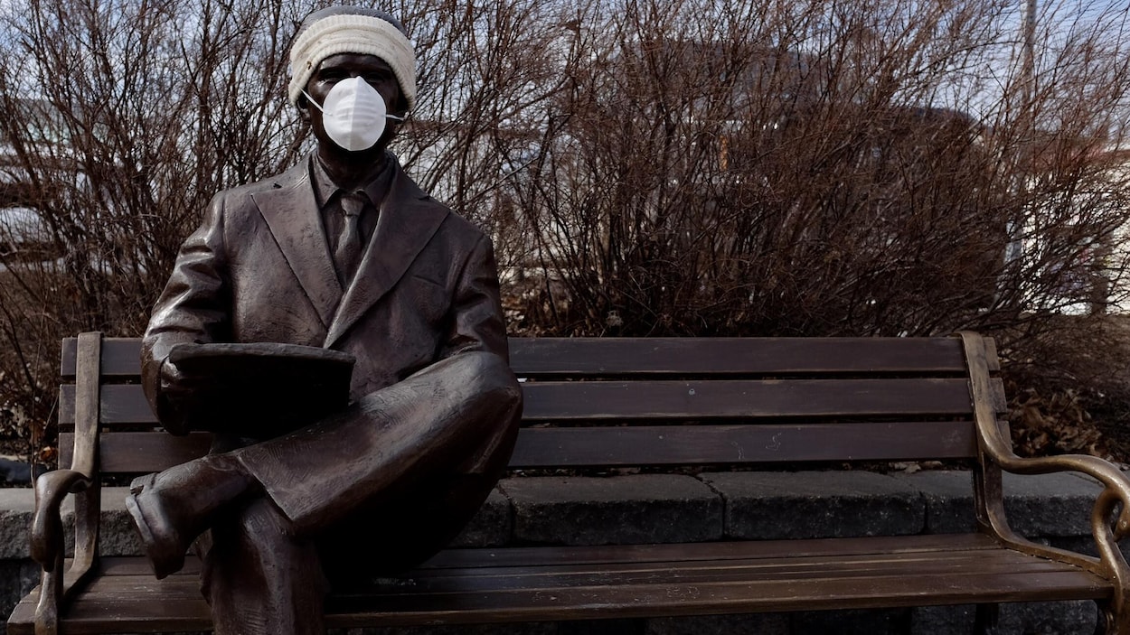 Une statue de George F. G. Stanley portant une masque.