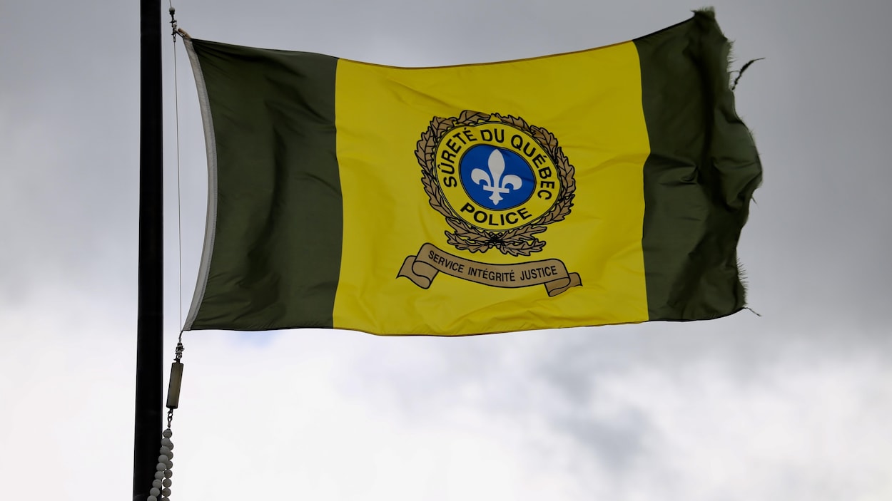Le drapeau de la SQ flottant devant le siège de la SQ.