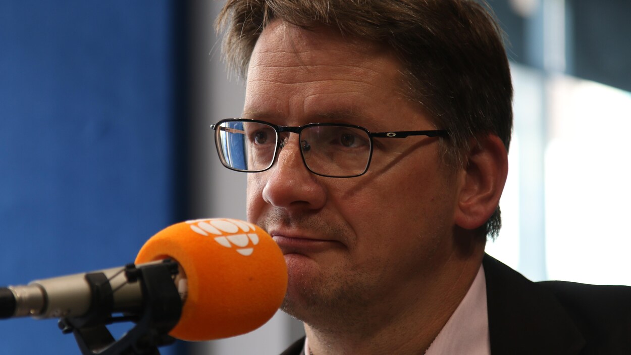 Gros plan sur le député, au micro.