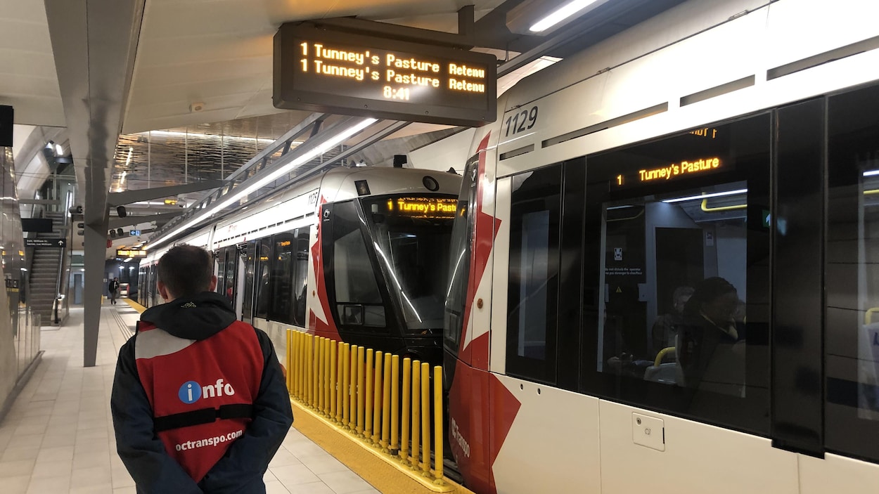 Un ambassadeur d'OC Transpo, surveillant l'arrivée du train.