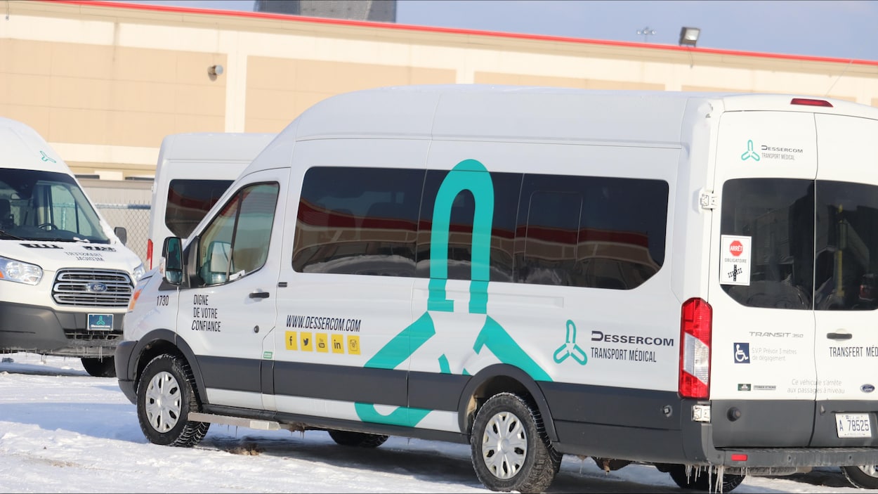 Des véhicules blancs de transport adapté.