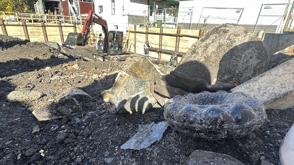 Des tonnes de déchets enfouis il y a un siècle déterrés dans Limoilou