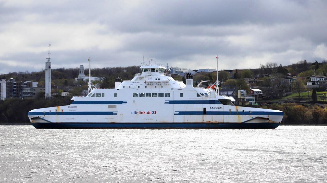 Le traversier Saaremaa avec Lévis en arrière-plan.