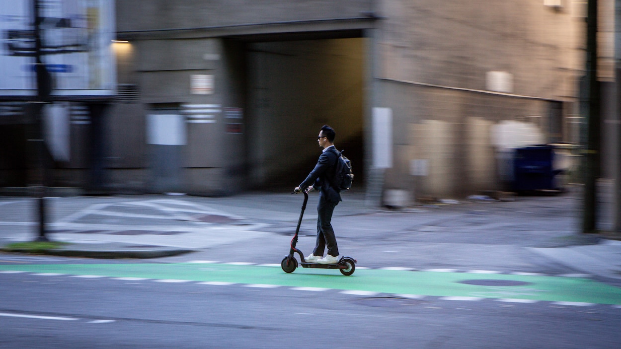 Il faut porter un casque en trottinette électrique, rappelle la police de Vancouver