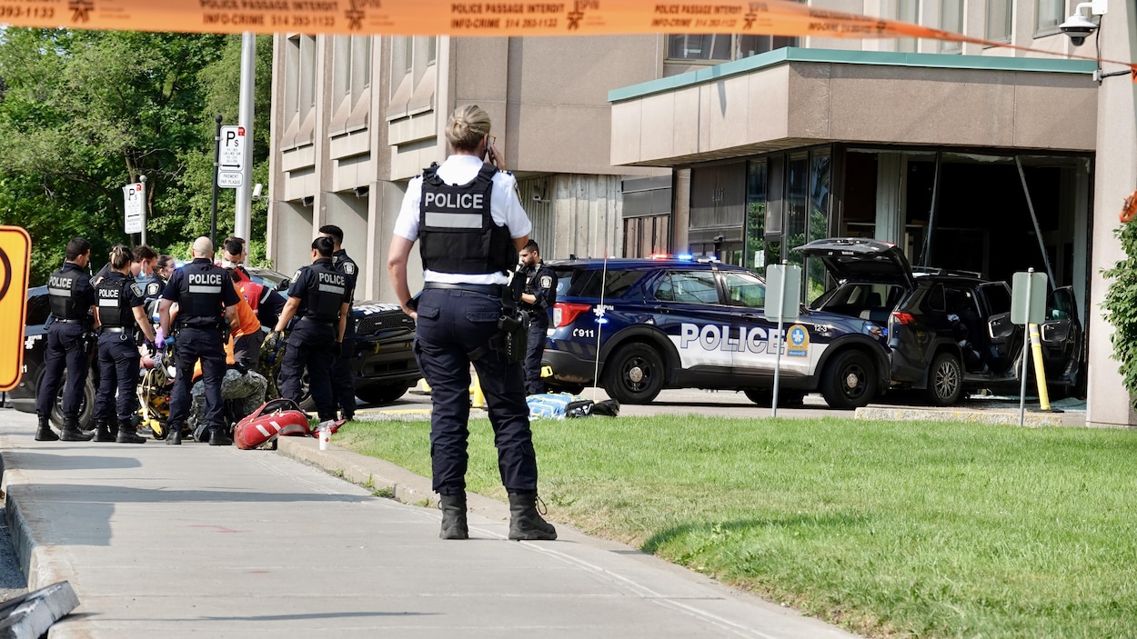 Une voiture percute le quartier général de la GRC à Montréal