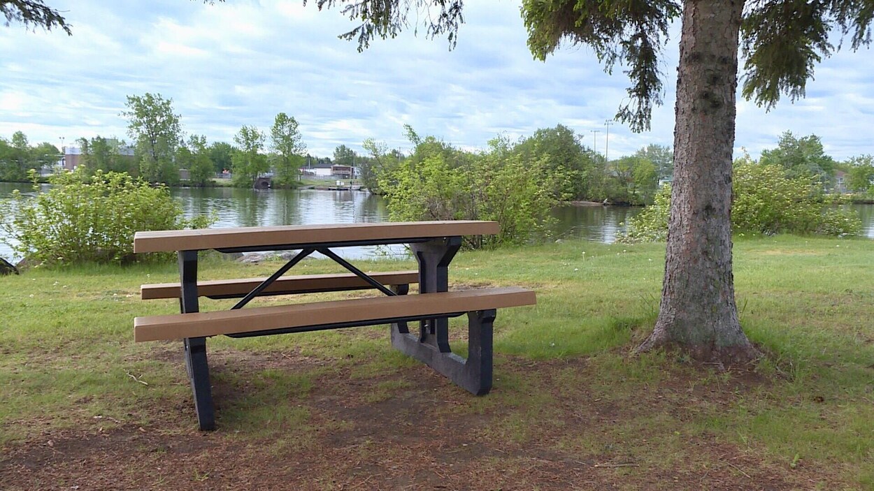 Une table de pique-nique près de la rivière.
