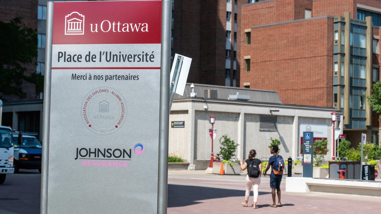 Une affiche sur le campus de l'Université d'Ottawa