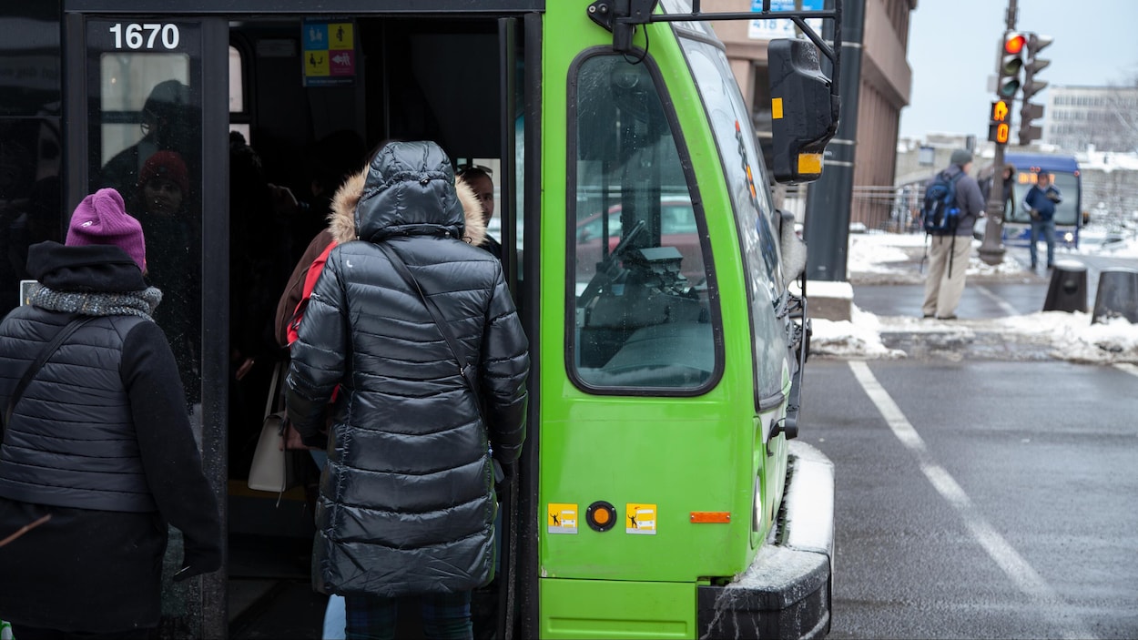 Des usagers d'autobus du Réseau de transport de la Capitale.