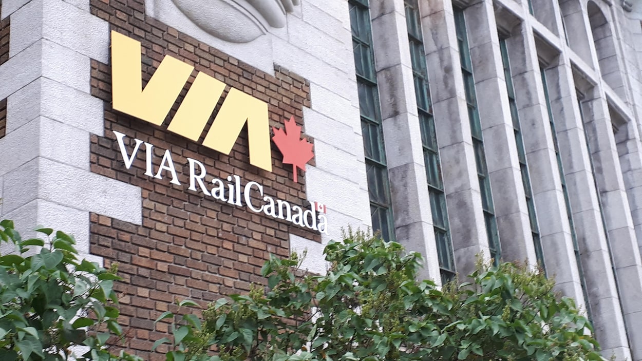 Via Rail effectue 1000 mises à pied — Voies ferrées bloquées Via Rail effectue 1000 mises à pied — Voies ferrées bloquées