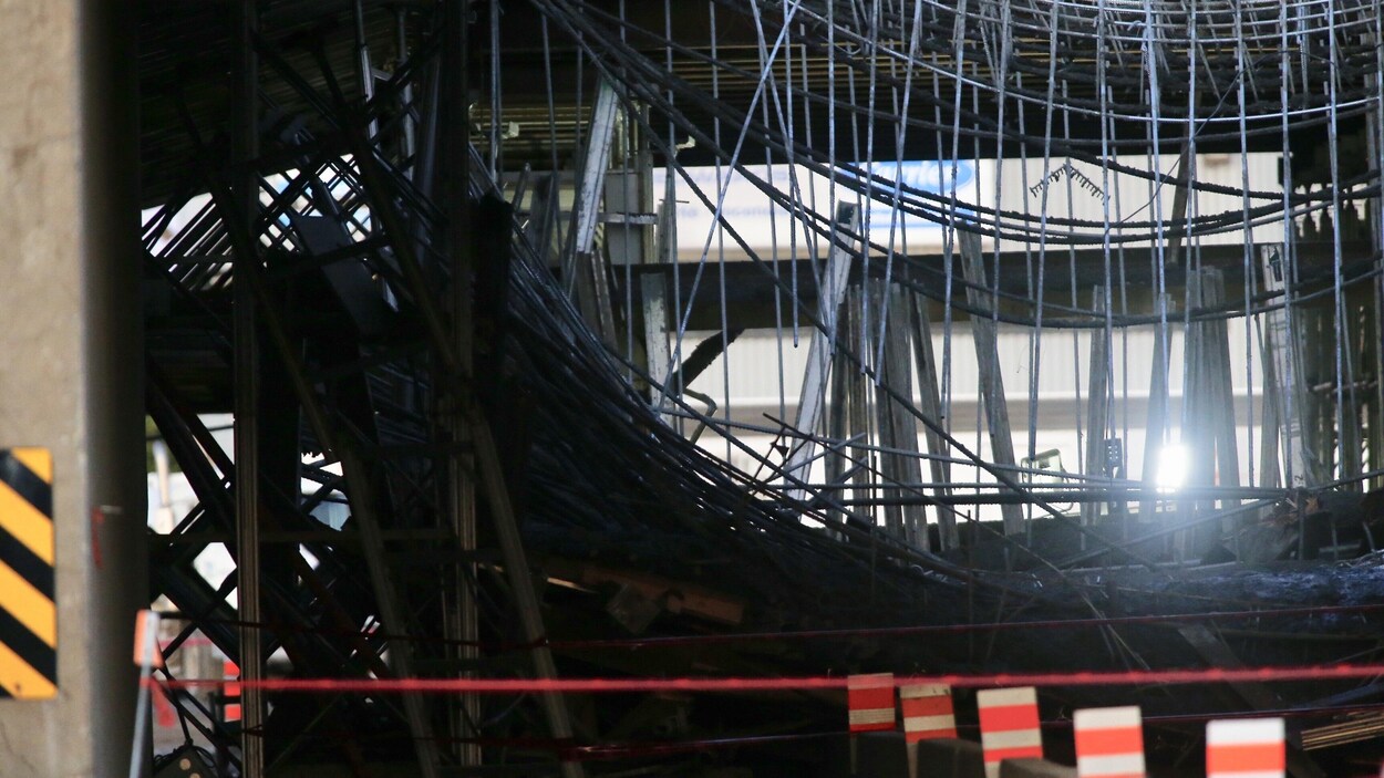 Un plan rapproché de construction, et on voit bien à l'arrière qu'une structure s'est effondrée