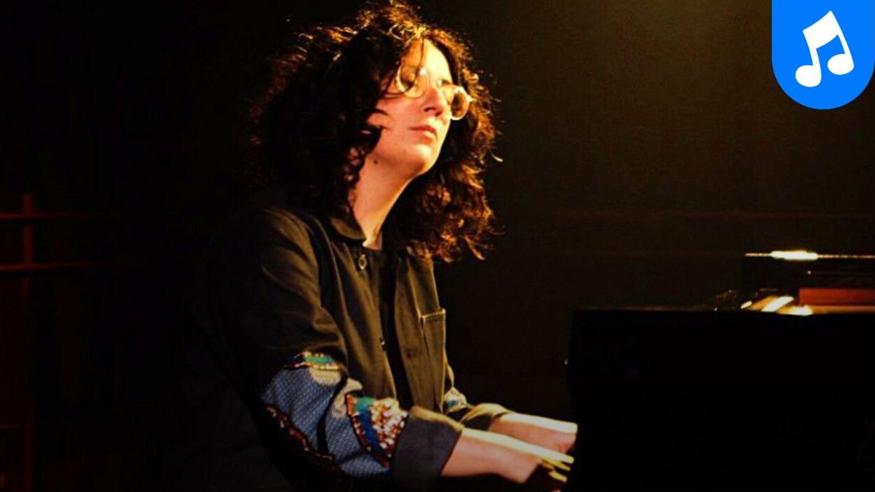 La jeune femme assise au piano.