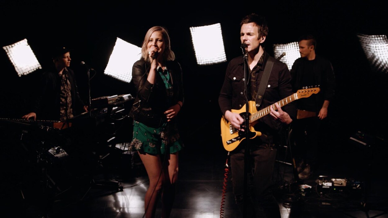Justine Laberge chante et David Bussières joue de la guitare lors d'une prestation en studio.
