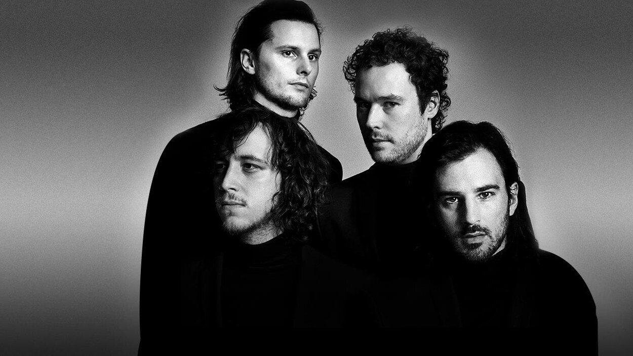 Les quatre membres du groupe rock Cherry Chérie, posent tous vêtus d'un gilet noir (photo noir et blanc) pour leur deuxième album Adieu Veracruz (2017).