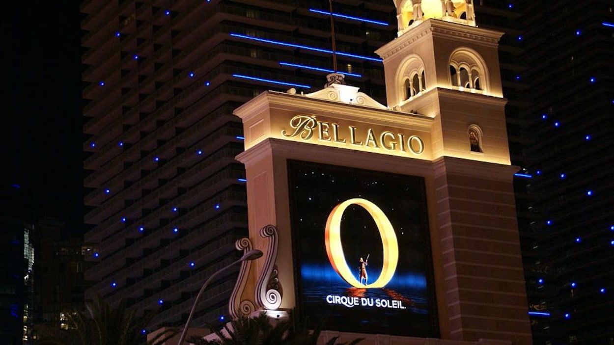 On voit l'affiche du spectacle, illuminée, sur la devanture d'un hôtel de Las Vegas.