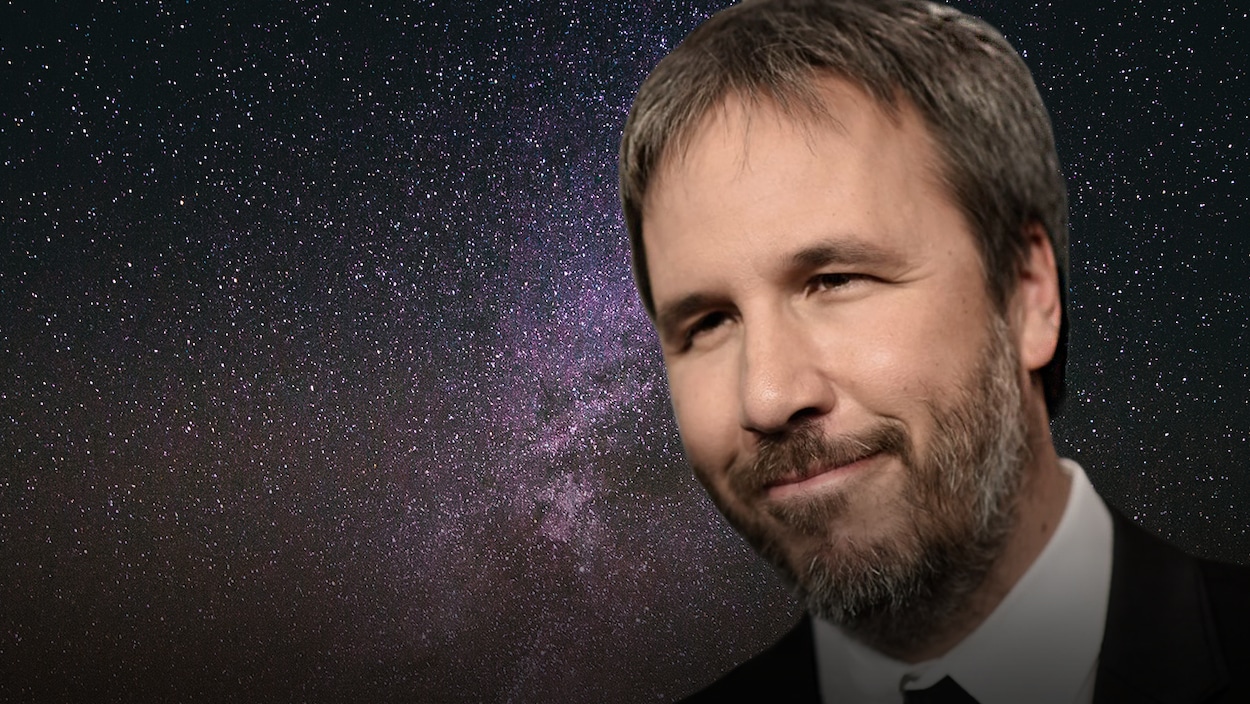 Denis Villeneuve sur fond de ciel étoilé.