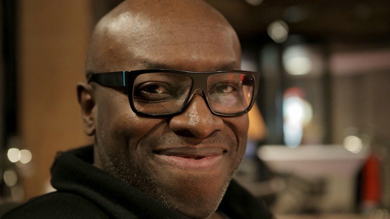 Didier Lucien souriant.