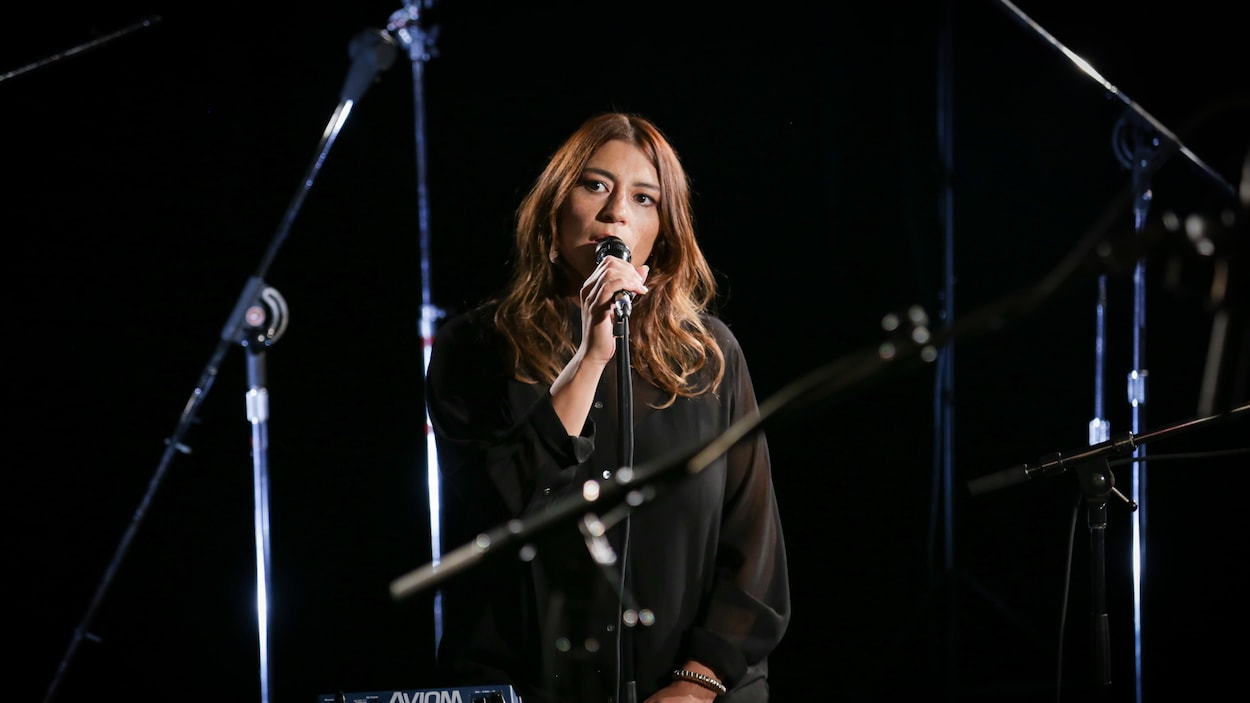 Elisapie en prestation dans les studios de Radio-Canada (2018).