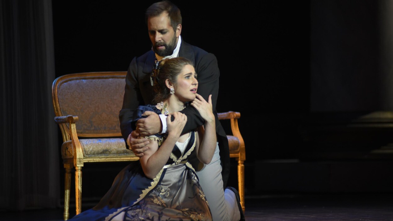 Étienne Dupuis et Nicole Car dans une scène de l'opéra Eugène Onéguine, présenté à l'Opéra de Montréal.