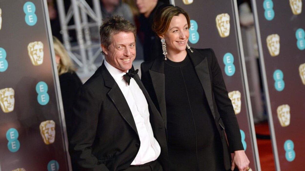 L'acteur Hugh Grant et sa compagne Anna Eberstein posent sur le tapis rouge. L'acteur Hugh Grant et sa compagne Anna Eberstein posent sur le tapis rouge.