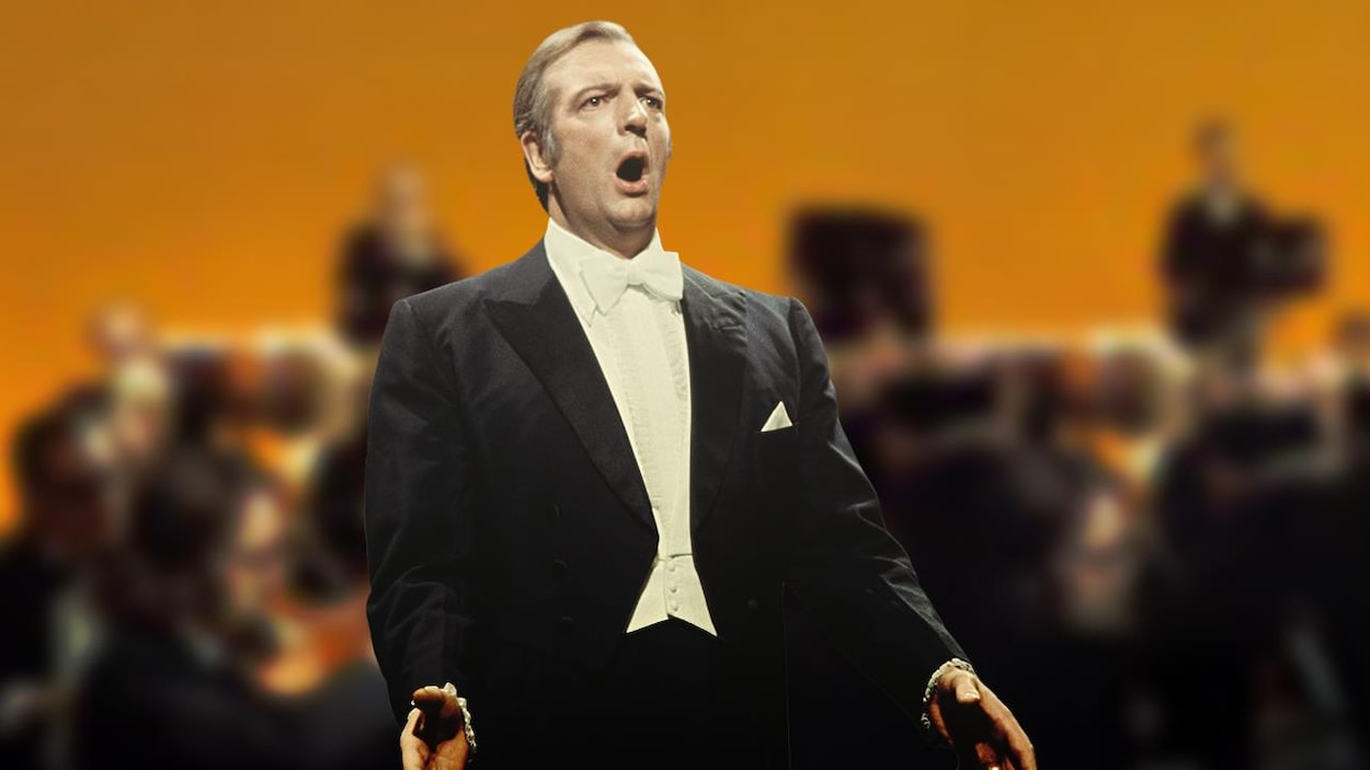 Le chanteur Joseph Rouleau en prestation devant un orchestre dans un studio télévisuel au début des années 1970.