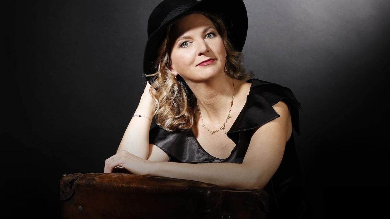 Photo de la violoncelliste Ophélie Gaillard tirée du livret de l'album Exiles. Photo de la violoncelliste Ophélie Gaillard tirée du livret de l'album Exiles.