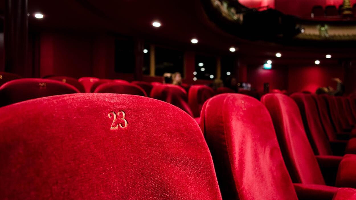 Image de rangées de sièges de velours rouge à l'intérieur d'un théâtre Image de rangées de sièges de velours rouge à l'intérieur d'un théâtre