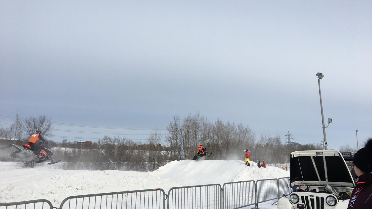 Malgré un froid polaire, le deuxième Grand prix snowcross se déroule comme prévu à Shawinigan.